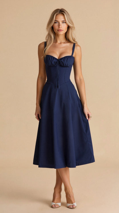 Kiana Taillenkleid von Fadenburg, elegantes tailliertes Design in dunkelblau, ideal für besondere Anlässe und stilvolle Alltagsoutfits.