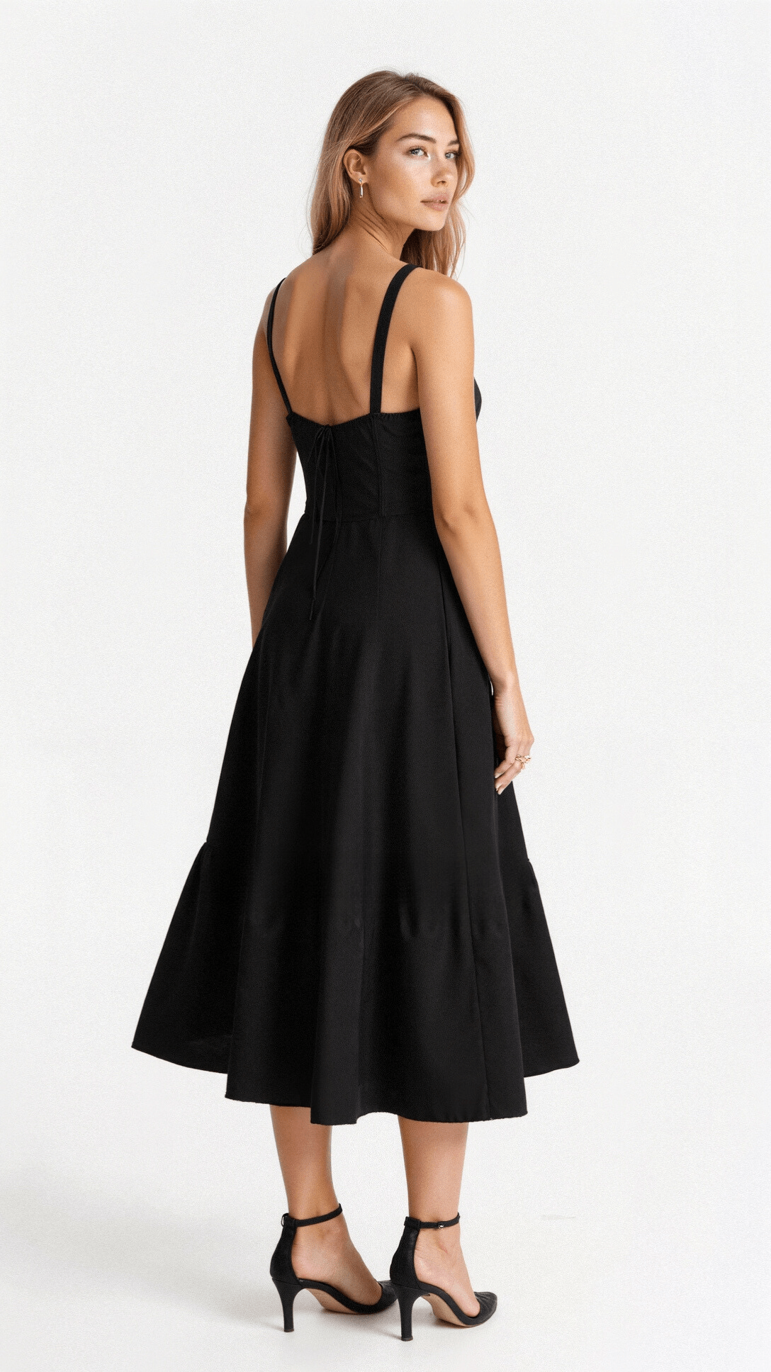 Das Kiana Taillenkleid von Fadenburg zeigt eine stilvolle schwarze Rückansicht, die eine figurschmeichelnde Silhouette und eleganten Fall des Stoffes demonstriert.