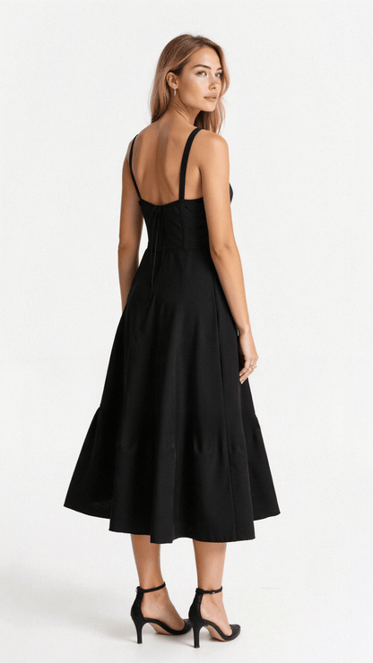 Das Kiana Taillenkleid von Fadenburg zeigt eine stilvolle schwarze Rückansicht, die eine figurschmeichelnde Silhouette und eleganten Fall des Stoffes demonstriert.