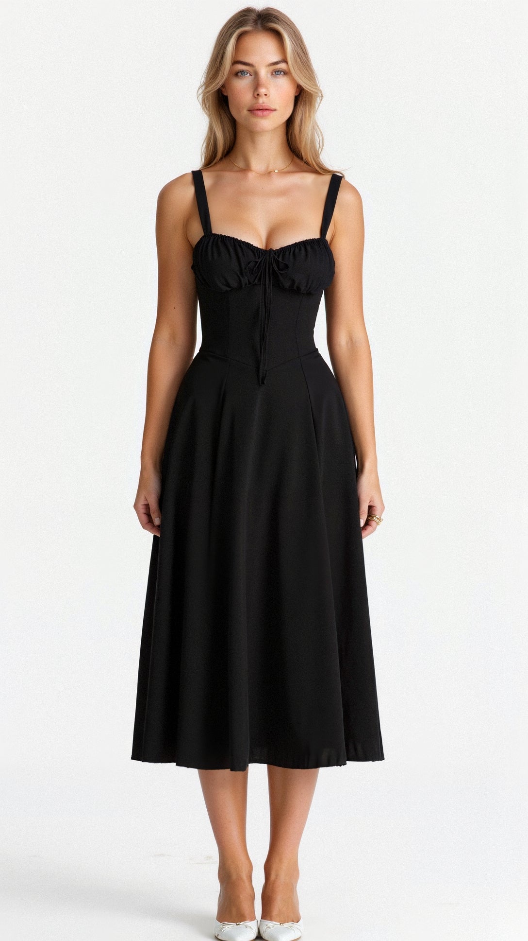 Kiana Taillenkleid von Fadenburg, schmeichelhaftes tailliertes Design in Schwarz, perfekt für jede Gelegenheit mit fließendem Stoff.