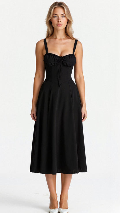 Kiana Taillenkleid von Fadenburg, schmeichelhaftes tailliertes Design in Schwarz, perfekt für jede Gelegenheit mit fließendem Stoff.
