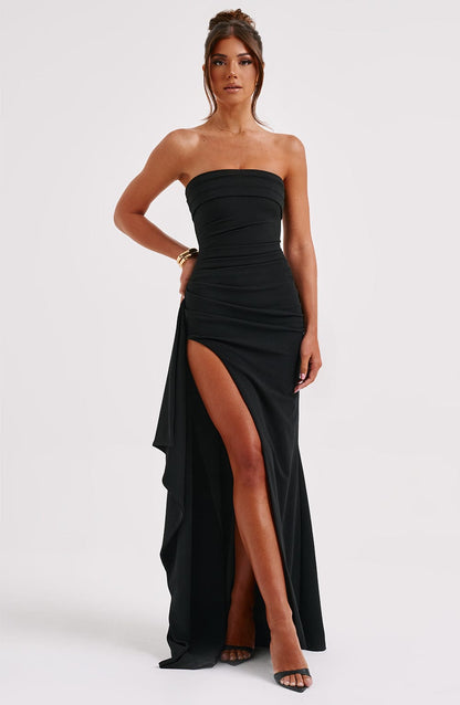 Detailansicht des Alina Strapless Maxi Kleides – Elegantes, figurbetontes Design mit hohem Schlitz und zarter Raffung